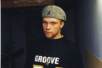  /></span></p><p><span><strong>что это было</strong><span> 28 октября 1995 года на частоте 106,8 в эфир вышла «Станция» — один из самых дерзких экспериментов в истории российского радиовещания. Здесь круглые сутки звучала андеграундная электронная музыка: транс и хаус, хардкор и эмбиент, даб, джангл, драм-энд-бейс — диджеи ставили с виниловых пластинок что угодно и когда угодно. Роль «Станции» оценивают неоднозначно: есть мнение, что, популяризировав танцевальную культуру, она же привела к ее деградации; из-за нее ходить в клубы то ли перестали, то ли, наоборот, стали активнее, но не те. Многие, напротив, благодарны сетам диджеев Инкогнито, Змея, Финиста, Фонаря, Грува, Кубикова и других за то, что открыли для себя совершенно новый мир. «Станция» некоторое время просуществовала в свободолюбивом режиме, абсолютно революционном для FM-диапазона, после чего постепенно начала двигаться в сторону традиционного радио. Сменила название, частоту, была куплена «Русской медиагруппой»; впрочем, до самого конца в эфире сохранялись некоторые авторские программы вроде популярной до сих пор литературно-музыкальной «Модели для сборки». Сегодня на частоте 107,0 вещает «Русская служба новостей».</span></span></p><p><span><span><span><strong>Владимир Месхи, генеральный продюсер Rise Music, создатель «Станции 106,8»:</strong></span></span></span></p><p><span> </span></p><div id=